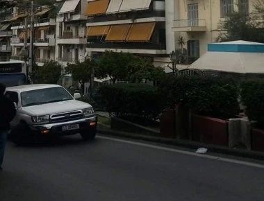Στρατιωτικό όχημα έφερε κυκλοφοριακό «κομφούζιο» στου Ζωγράφου – Κατέρρευσε το ακρόμπαρο